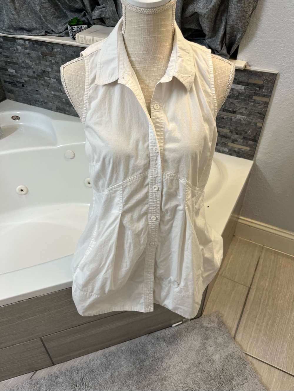 Premise White Sleeveless Button-Down Collared Top m